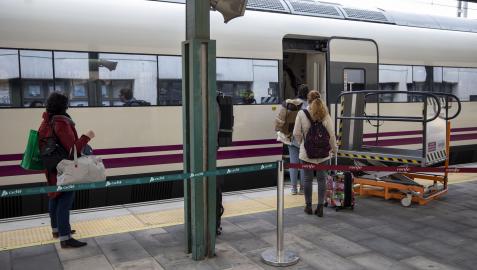 Viajeros suben a un tren en la estación de Pamplona