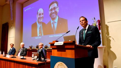 Thomas Perlmann anuncia los ganadores del Premio Nobel de Medicina