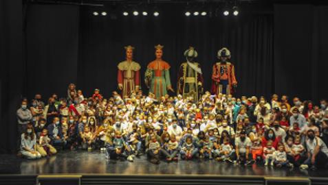Los niños nacidos en 2019 pudieron recibir por fin su primer pañuelo de fiestas. En esta quinta fueron 64 niños. Deberían haberlo recibido el año pasado pero no hubo fiestas
