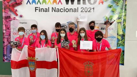 LOS TRES EQUIPOS De izda. a dcha., los componentes de los tres equipos tudelanos que participaron: Javier Pérez Varo, Javier Navarro Ostiz, Nerea Muñoz Lahoz, Diego Marín, Ximena Deza, Iván Marín (entrenador), Isabel Marín, Ariel Marín y Daniel Marín, con las banderas de Tudela y Navarra, y sus trofeos.