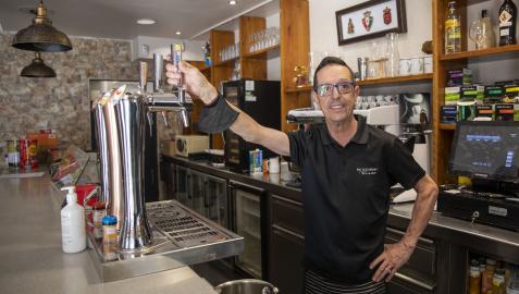 Álvaro Gastón, veterano hostelero que ha tomado las riendas del bar Tomás, en la calle Olite