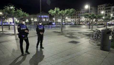Dos agentes municipales patrullan por Pamplona