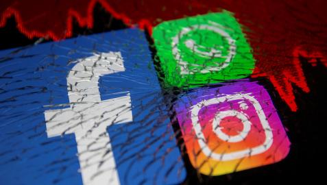 Logos de Facebook, Whatsapp e Instagram logos and stock graph are displayed through broken glass in this illustration taken October 4, 2021. REUTERS/Dado Ruvic/Illustration