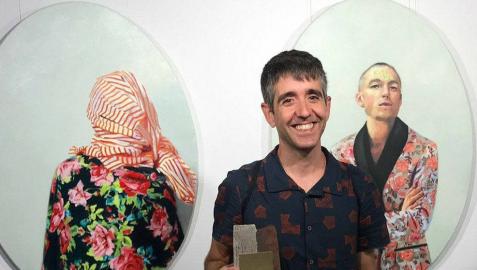 David Anocibar recogiendo el premio con el díptico premiado detrás