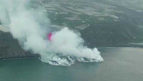 La lava le ha ido ganando terreno al mar y ha formado un delta que de momento suma unos 500 metros de ancho a lo largo de la costa.