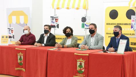 Raúl Salanueva, jefe de la Sección de Residuos; José Arrancudiaga, de Ecoembes; la consejera Itziar Gómez; el alcalde Óscar Bea; y el presidente de la Mancomunidad de la Ribera, Fernando Ferrer