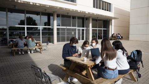 Varios alumnos del Campus de la UPNA de Tudela estudian en el espacio exterior de la instalación. Varios alumnos del Campus de la UPNA de Tudela estudian en el espacio exterior de la instalación