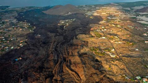 Imagen aérea facilitada por el Cabildo de La Palma, tomada este martes, que muestra el curso de la colada hacia el mar por el valle de Aridane y la costa de Tazacorte