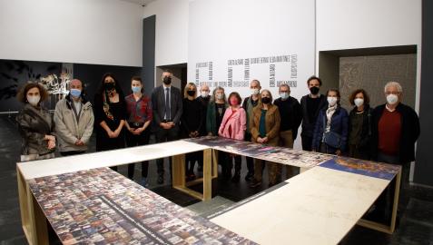 El director general de Cultura acompañado de responsables del Museo de Navarra, artistas participantes en la exposición, y miembros de la comisión asesora