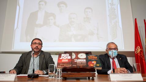 Unai Hualde y Luis Sabalza en la presentación del libro 'Y el tiempo se detuvo. Natalio Cayuela: Osasuna y Justicia'