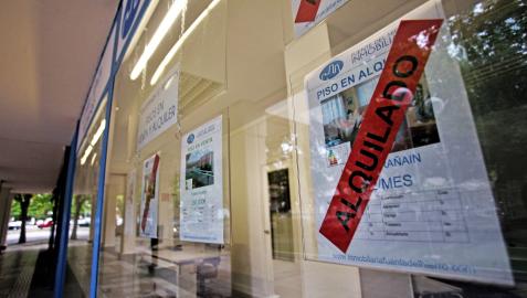 Anuncios de pisos en una inmobiliaria de Pamplona, algunos bajo el cartel de alquilado