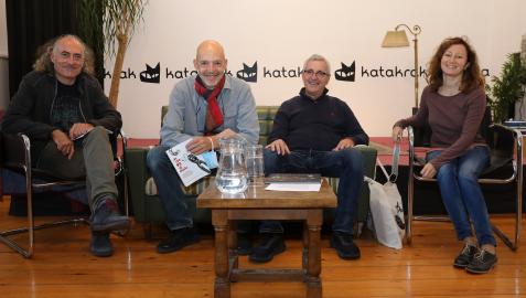Desde la izquierda, Patric de San Pedro (Takatuka), Pablo Larraguíbel (Ekaré), Fernando García (Libros del Zorro Rojo) y Arianna Squilloni (A buen paso), el lunes en la librería pamplonesa Katakrak