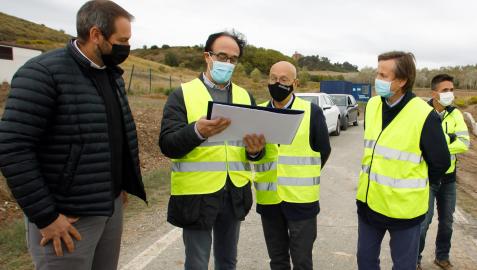 El alcalde de la Cendea de Galar, Óscar Amoztegui; el director del Servicio de Nuevas Infraestructuras, Jesús Polo; el consejero de Cohesión Territorial, Bernardo Ciriza; y el director general de Obras Públicas e Infraestructruras, Pedro López