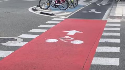 El color rojo alerta a los conductores de los vehículos a motor que por ese lugar atraviesa una vía ciclista