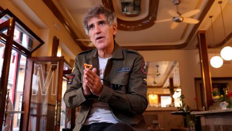 El cantante Mikel Erentxun lanza este viernes 'Amigos de guardia', un disco repaso a su carrera en el que participan 24 ilustres invitados