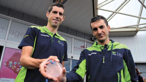 DOS BUENOS VETERANOS QUE SE REENCUENTRAN. Imanol Erviti, junto con Gorka Izagirre en el aeropuerto de Biarritz tras un Tour de Francia de 2015. En la temporada 2022 ambos aportarán experiencia al equipo
BIARRIZ