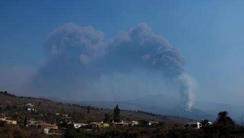 El cambio de viento lleva las cenizas del volcán hacia el aeropuerto de La Palma