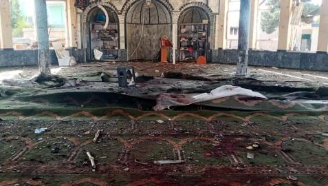 Destrucción causada en el lugar de la explosión de una bomba en una mezquita de musulmanes chiítas en Kunduz (Afganistán)