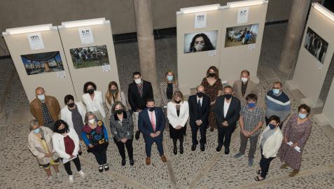 Autoridades y alumnos que recibieron sus diplomas tras concluir sus estudios el curso pasado en el centro de la UNED de Tudela Autoridades y alumnos que recibieron sus diplomas tras concluir sus estudios el curso pasado en el centro de la UNED de Tudela