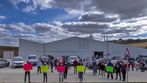 ProtestaAbarzuza Un momento de la protesta de familias con hijos transportados a la escuela de zona de Abárzuza