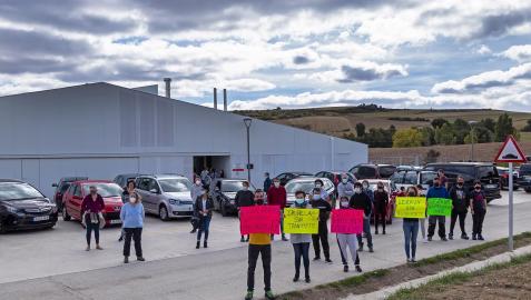 Concentración de protesta contra la extraescolares en la escuela de Abárzuza
