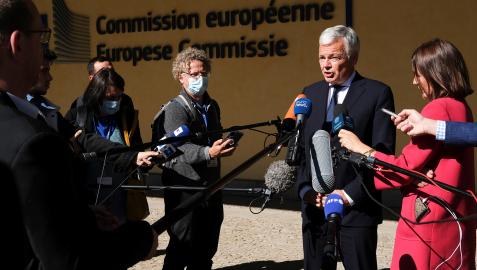 El comisionado europeo de Justicia, Didier Reynders, atiende a los medios tras conocer la postura del Tribunal Constitucional polaco