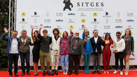 ÁLex de la Iglesia (centro) junto al reparto de 'Veneciafrenia' en Sitges