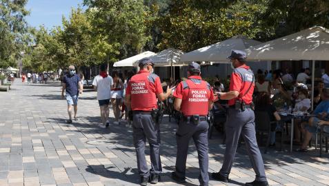 Agentes de la policía foral patrullando