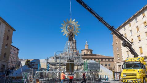 Este sábado por la mañana se ha instalado la estructura de la virgen de El Pilar, destinada a la ofrenda de flores