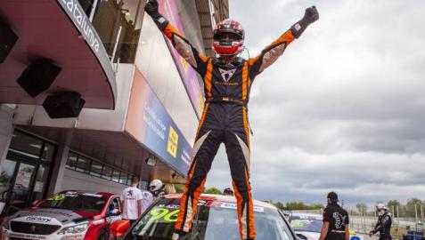 Mikel Azcona celebra su segundo título del TCR Europa tras lograr la primera posición en Barcelona