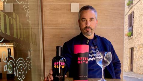 Javier Imízcoz posa en el Txuribeltz, el bar de Aoiz donde se hizo el pasado día 2 la fiesta de presentación