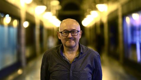 José Luis Rebordinos el pasado martes junto a los cines Golem Baiona, donde presentó la película Benediction de Terence Davies.