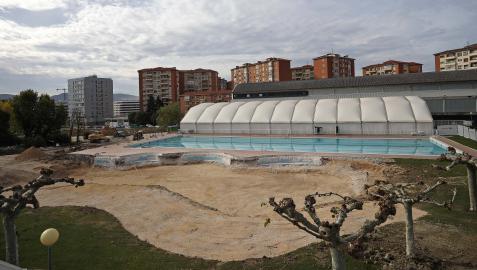 La piscina lúdica, ya demolida para la construcción de un nuevo vaso, en la zona sur del Club de Tenis
