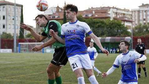 Juan del Burgo, del Beti Onak, y Álvaro Pardos, del Burladés, luchan por el balón