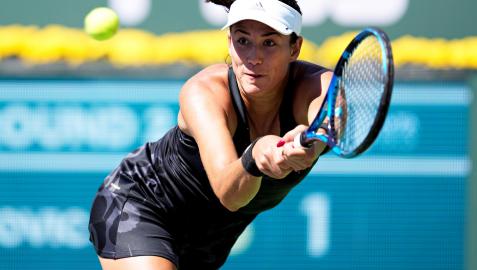 Muguruza Garbiñe Muguruza se estira para devolver una pelota de la australiana Ajla Tomljanovic en Indian Wells
