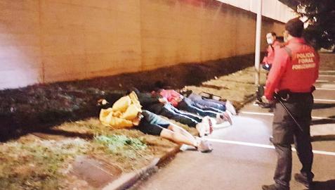 Los cuatro arrestados en Refena nada mas ser detenidos por agentes de la Policía Local
