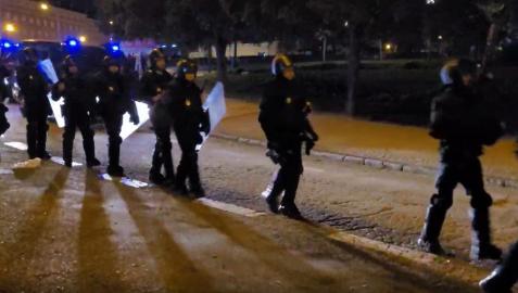 Agentes de Policía Nacional intervienen en un botelló en el Parque del Oeste de Madrid
10/10/2021