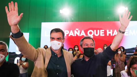El secretario general del PSOE y presidente del Gobierno, Pedro Sánchez (izda.); junto al candidato socialista a la Presidencia de la Junta, Juan Espadas, en un acto en Sevilla el pasado mes de julio