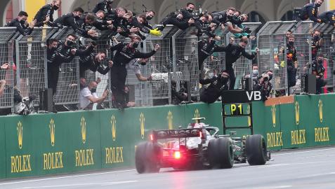 FIBottas Celebración del equipo Mercedes tras el triunfo de Valteri Bottas en Turquía