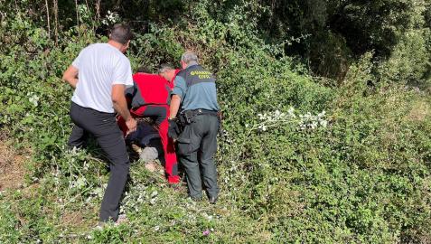 Rescate de Antonio San Martín, vecino de Abárzuza de 86 años, del zarzal donde se cayó el pasado 25 de septiembre. Fue hallado al día siguiente