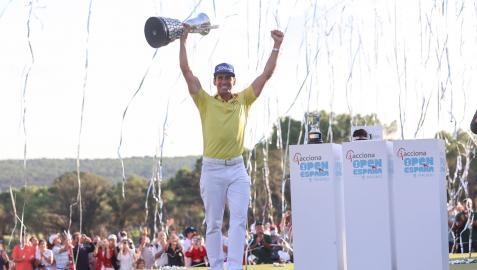 Rafa Cabrera celebra la victoria tras la última jornada del Abierto de España de Golf