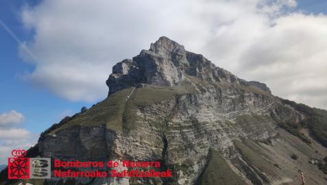bomberos rescate Las montañeras se habían quedado enriscadas en la zona de la brecha de Ihurbain