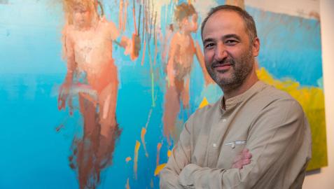El pintor Miguel Coronado posa delante de la pintura ‘Piscina’ en La Puerta Gótica, del C.M. Belagua