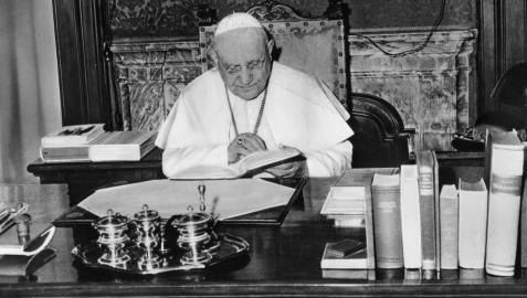 El Papa Juan XXIII, en su despacho