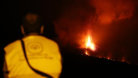Un hombre observa la actividad del volcán de La Palma este domingo, 10 de octubre