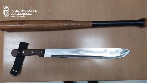 Un bate de béisbol y un machete decomisados por la Policía Municipal de Pamplona este fin de semana