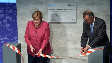 Tedros Adhanom Ghebreyesus, director general de la Organización Mundial de la Salud (OMS), y Angela Merkel inaugurando el “WHO Hub for Pandemic and Epidemic Intelligence”