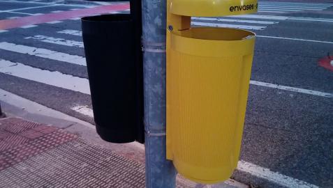 Una de las papeleras instaladas en el barrio de San Jorge