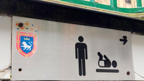 Placa identificativa de los aseos públicos