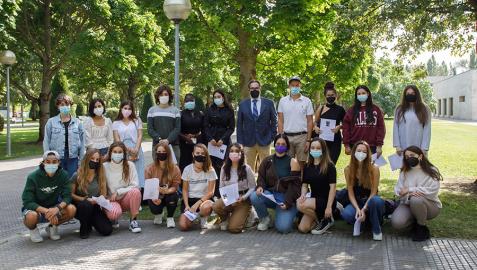 El catedrático de Derecho Administrativo José F. Alenza, junto al alumnado que se incorpora este curso 2021-22 al Programa Lyder